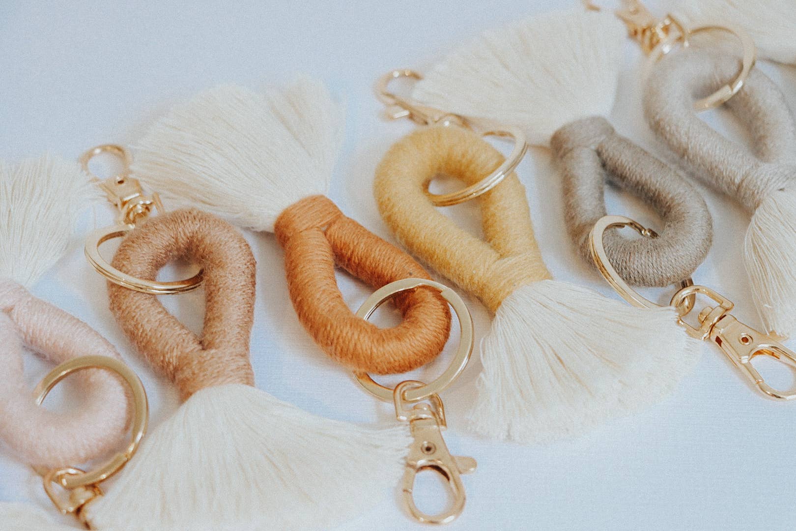 DayCrafter – Großhandel Schlüsselanhänger – Damen – Mini-Schlüsselanhänger mit Quaste - Boho Keychain2