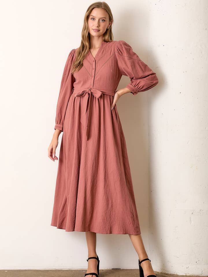 MAXI-JURK MET V-HALS EN KNOOPSLUITING MET KANTEN RAND voor wholesale door Polagram by Wellmade USA