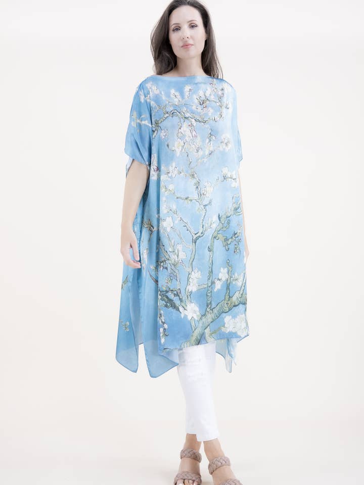 Kaftan en satin au toucher soyeux avec motifs de fleurs d'amandier. pour la vente par Original USA
