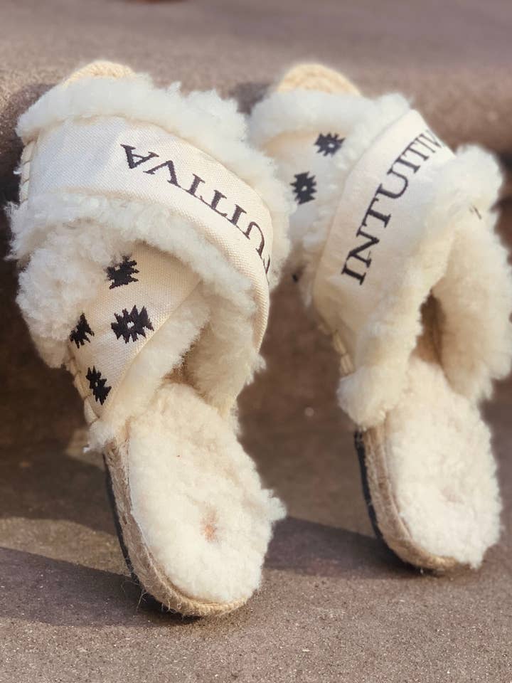 Vinter Traveler Broderi Mules for engroshandel hos INTUITIVA