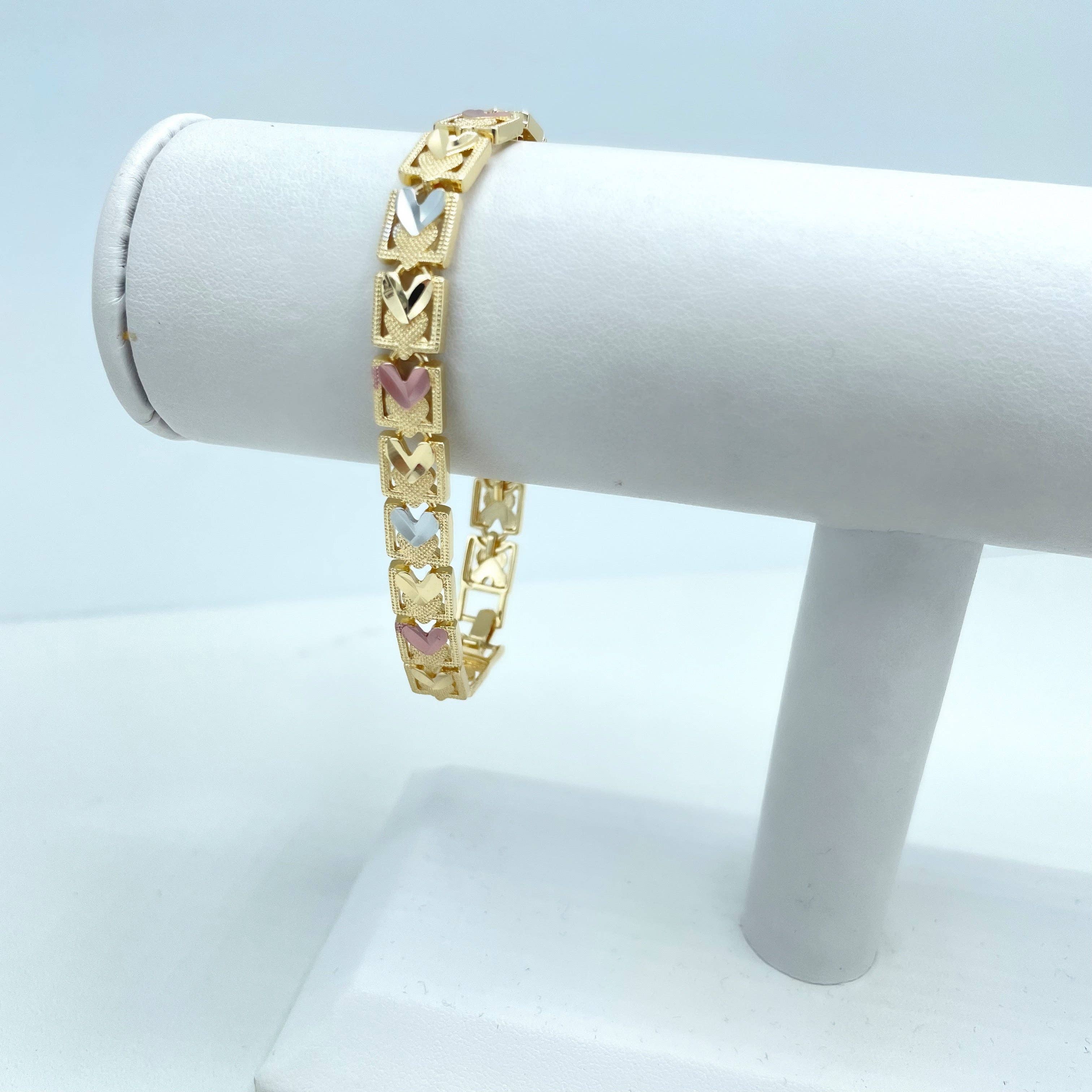 Luxus Accessories – Pulseira de elo e corrente por atacado – Pulseira de corações duplos tri-tons preenchida em ouro 18k com cordão recortado em forma quadrada4