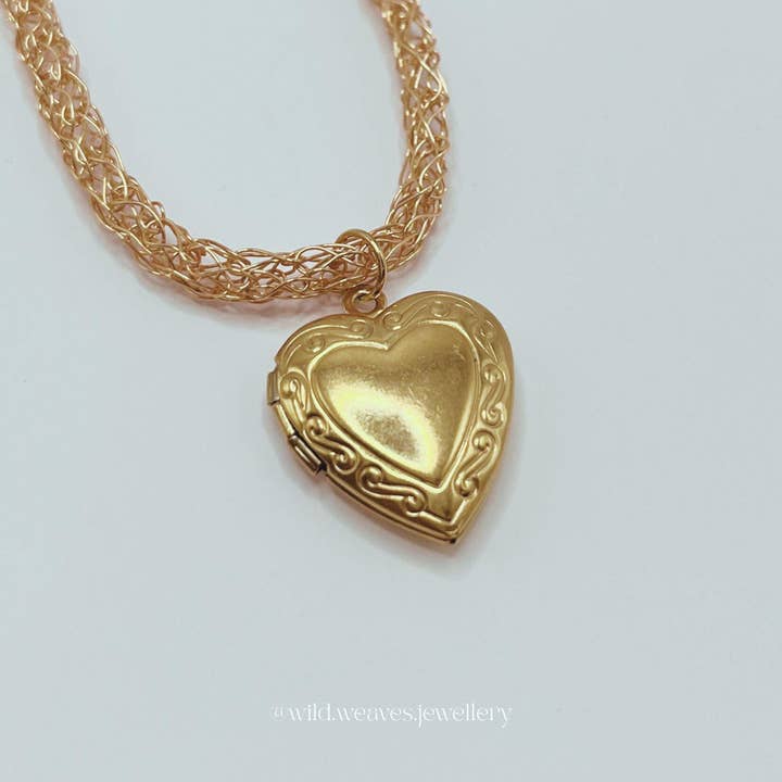 Guldhjärthänge med handstickad kedja för wholesale av Wild Weaves Jewellery by Sara Lindgren