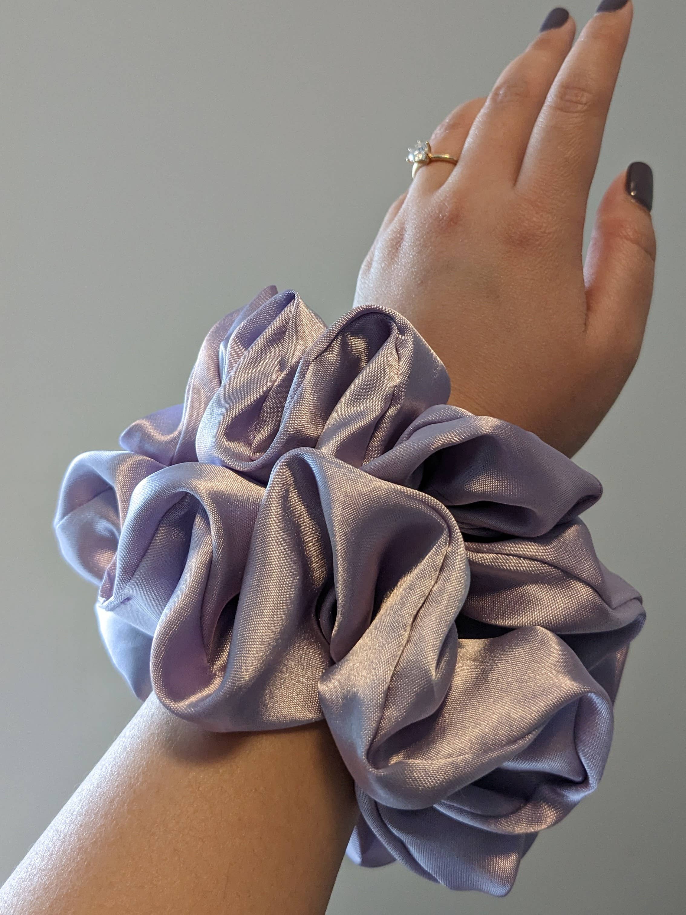 Janzy – Großhandel Haargummi – Damen – Extraglänzendes Haargummi aus seidenseidenem Satin11