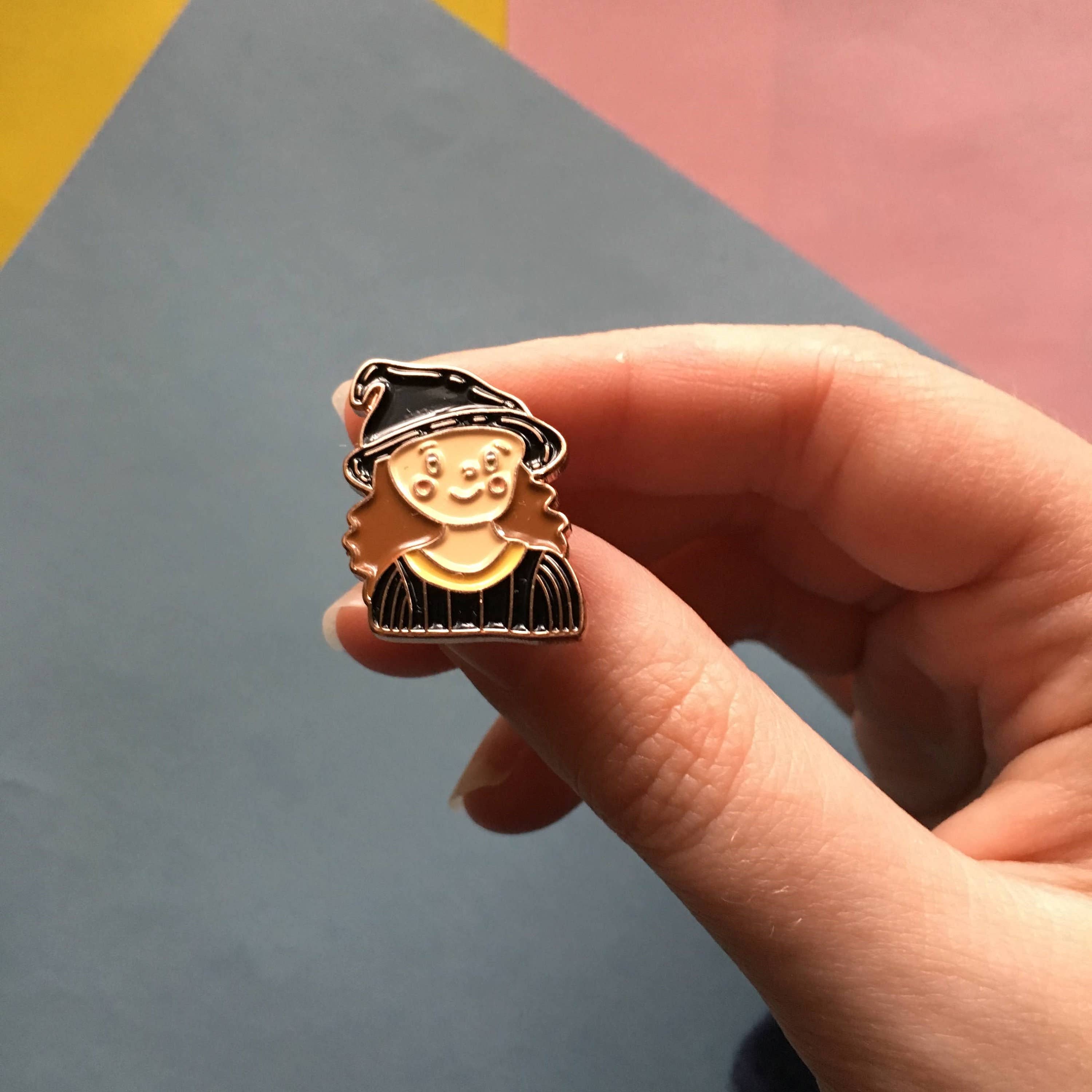 M.S. Illustration - Vendita all'ingrosso Spilla da bavero - Simpatica strega spilla da 0,75 pollici in smalto morbido placcato in rame, spilla di Halloween, autunno, spilla Cottagecore, distintivo a bottone, cerchio di spore, spilla smaltata druida6