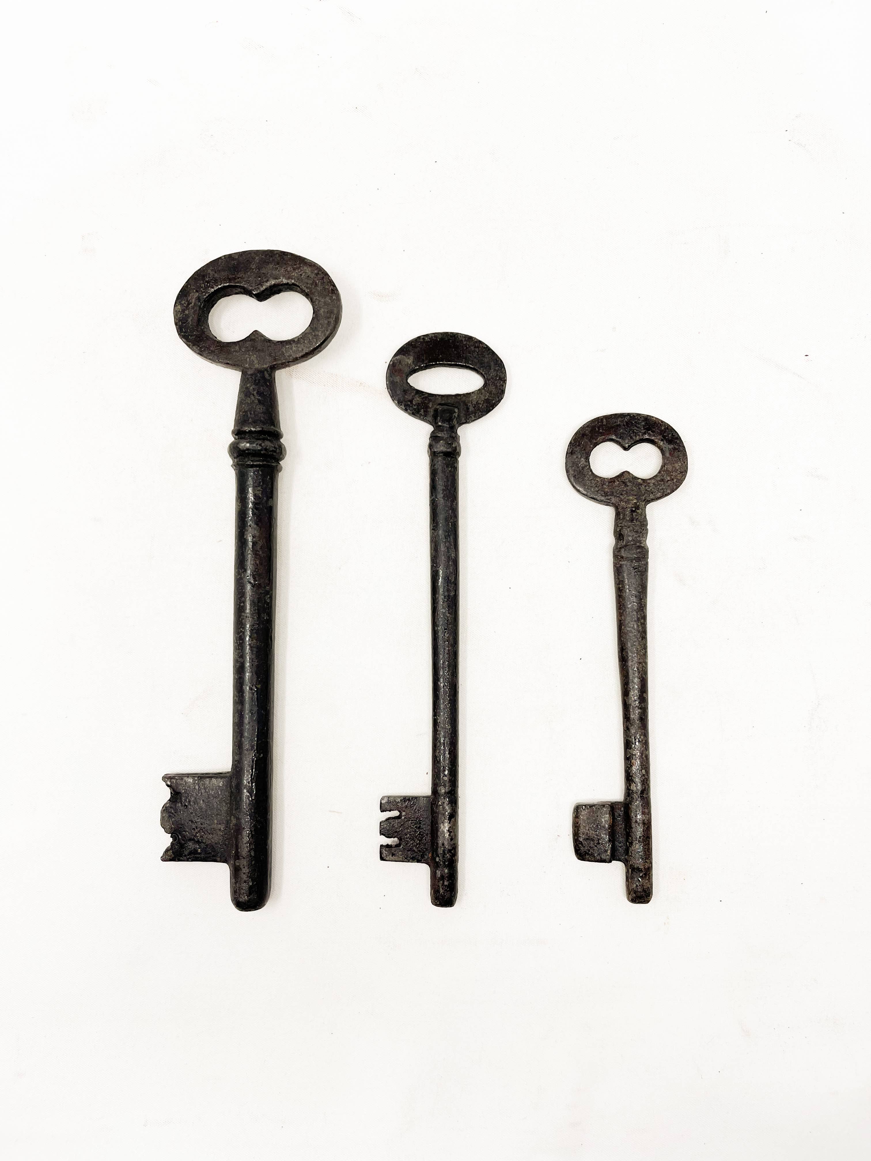 Asia West - Venta al por mayor Artículo decorativo de mesa -  Llaves Skelton de hierro fundido (juego de 3)0