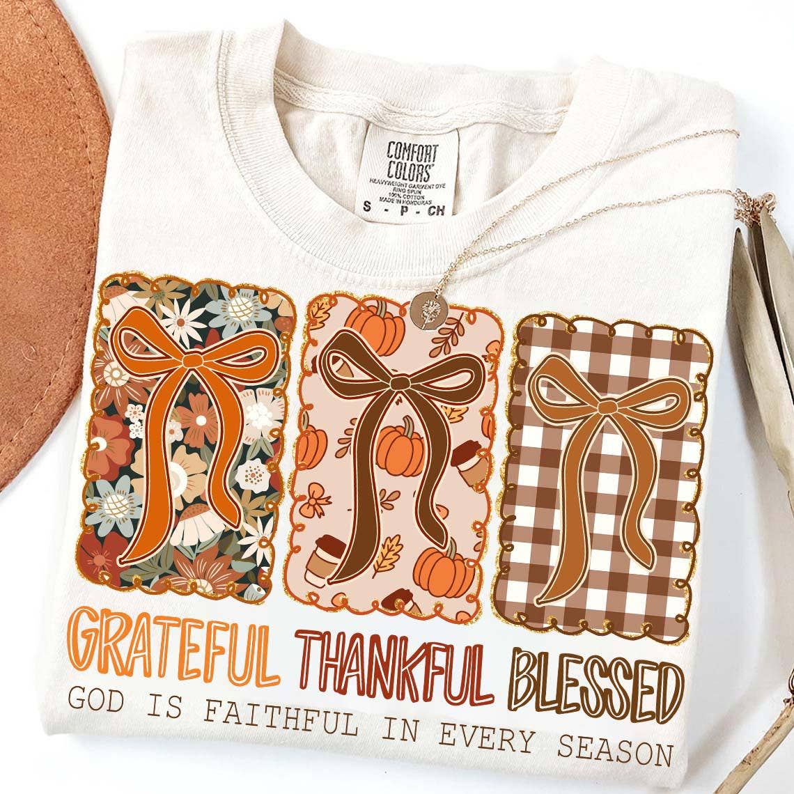 NVC Ecommerce LLC – Großhandel T-Shirt (Grafikdruck) – Damen – Coquette Dankbar Dankbar Gesegnet Tee, Dankbarer Pullover0