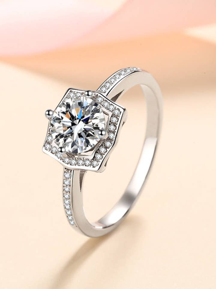 Anillo de moissanita Embrace The Joy de 1 quilate de talla redonda brillante (rodio sobre plata de ley pura) para venta al por mayor de Sparkala