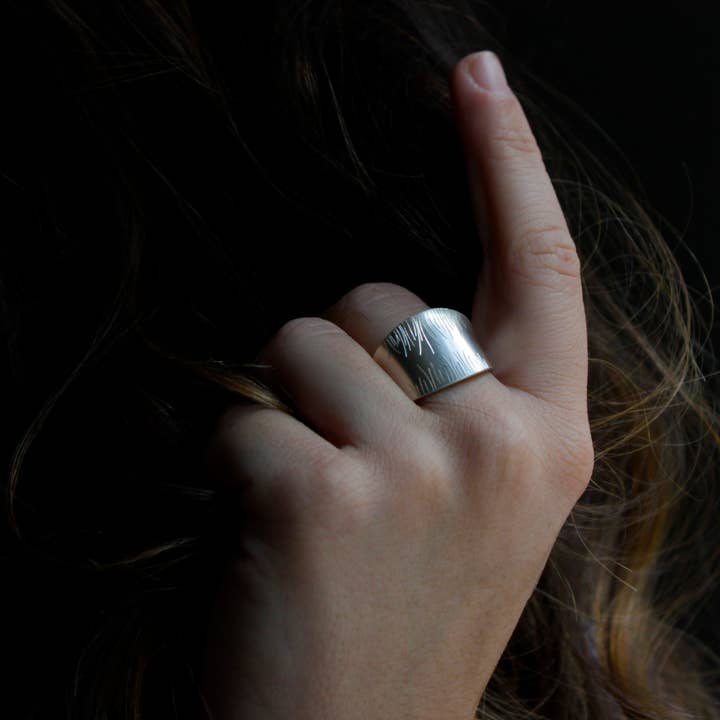 Elyn Bague Cigare pour la vente par LEO Handcrafted