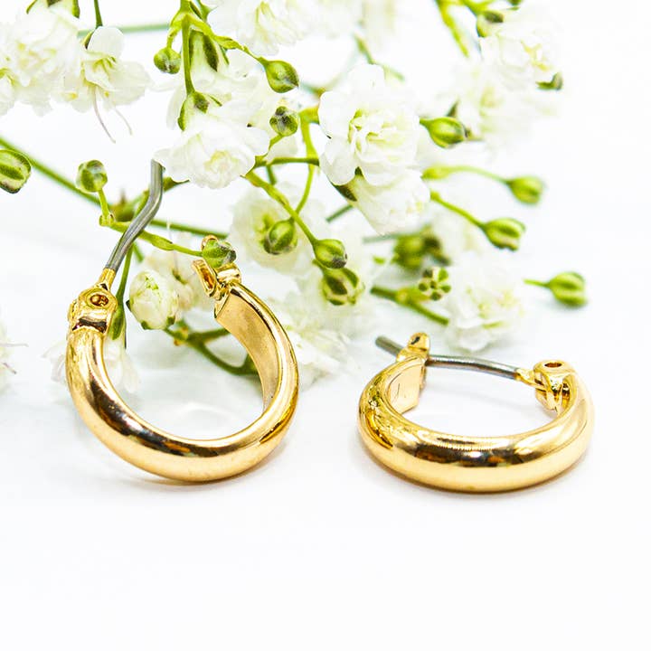 Orecchini a cerchio Huggie in oro da 12 mm per la vendita all'ingrosso da parte di EarSense Earrings