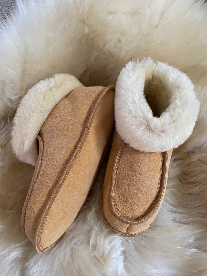 East Perry - Wholesale Slippers - Women's - SHEEPSKIN SLIPPERS WHITE FUR WITH SOLE