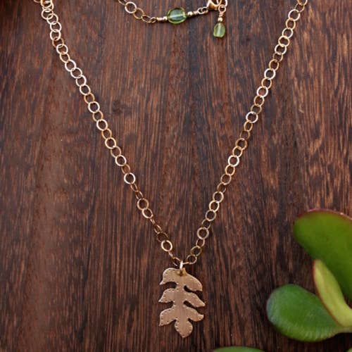 Halskette mit Sassafras-Anhänger aus Messing für den Großhandel von K Elizabeth Jewelry