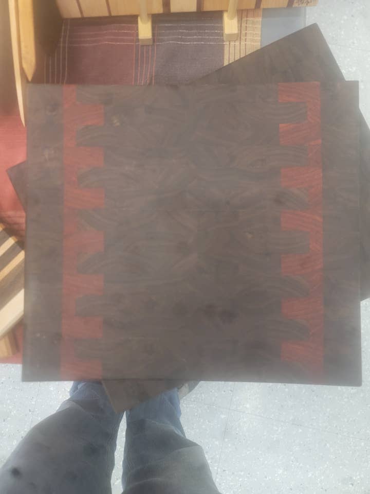 Tagliere a grana fine in noce e Paduak per la vendita all'ingrosso da parte di Roots to Branches Inc.