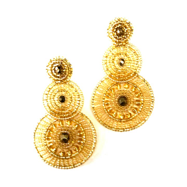 Dreifacher runder Ohrring mit Perlen, goldfarben für den Großhandel von KVZ Designs