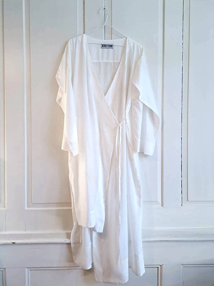 ROBE PORTEFEUILLE À CHEVEUX UNIE - BLANC SABLE pour la vente par NINA YUUN