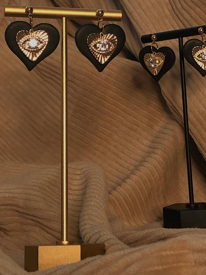 Boucles d'oreilles noires « Protect My Heart » pour la vente par Del Alma