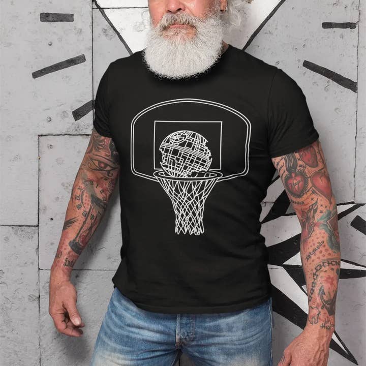 T-Shirt Ultrabasic com gráfico desportivo masculino Dead Ball - Camisa de Basquetebol para Homem e outras tendências em Compre réplicas camisas basquete B2B. Devoluções gratuitas e condições de pagamento a 60 dias na Faire na Faire.