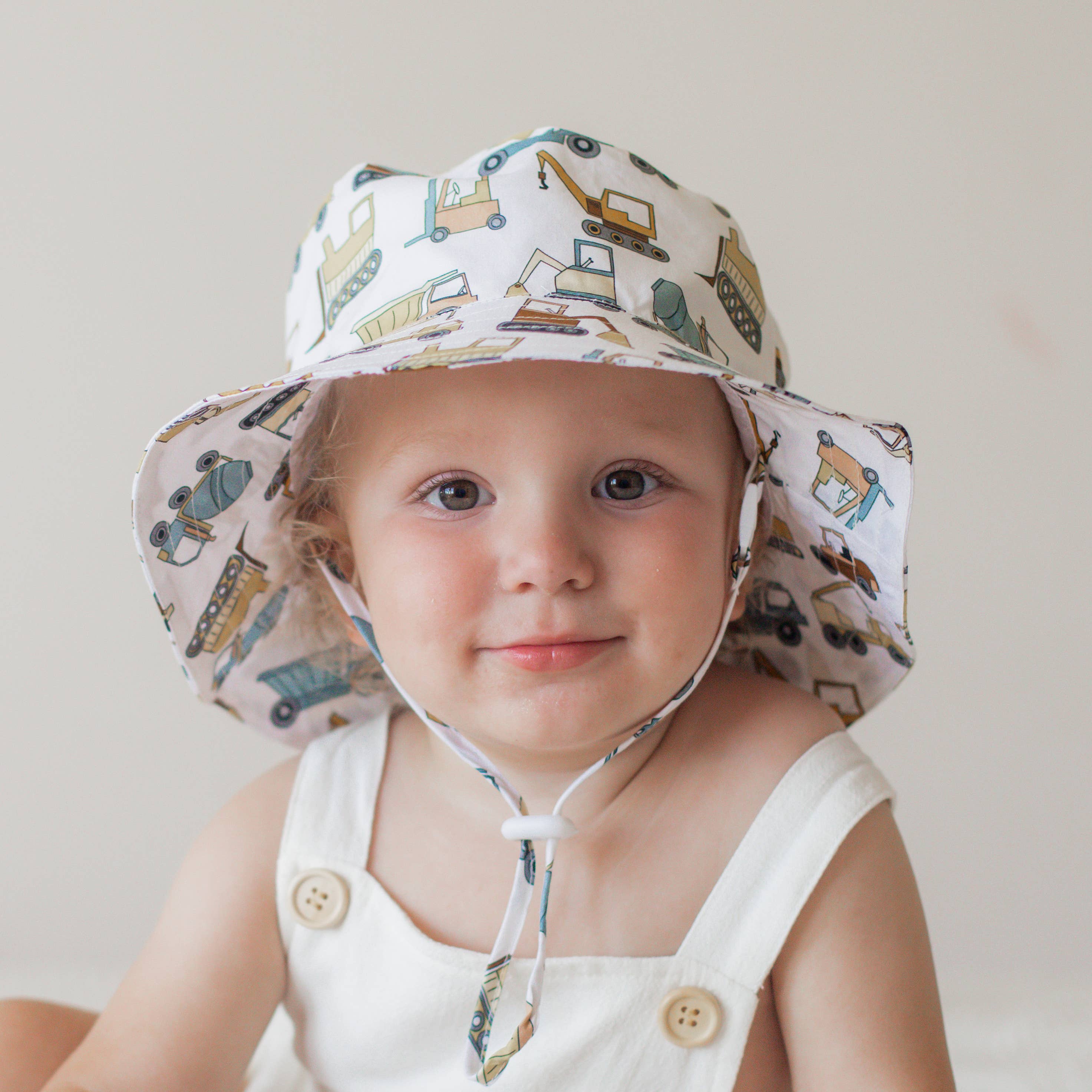 Huggalugs - Vente Chapeau de soleil – enfant - Chapeau seau Construction Trucks UPF 50+ pour bébés et tout-petits1