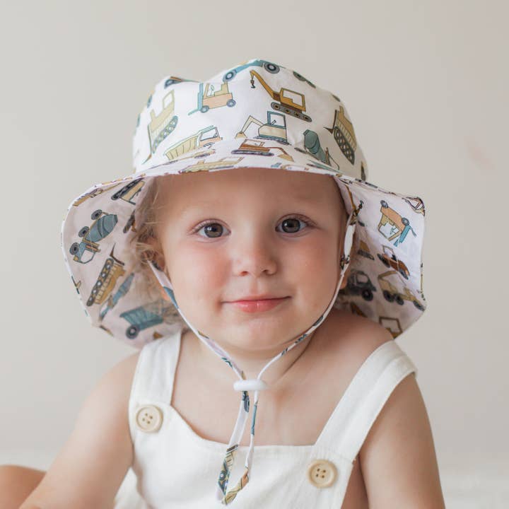Huggalugs - Vente Chapeau de soleil – enfant - Chapeau seau Construction Trucks UPF 50+ pour bébés et tout-petits1