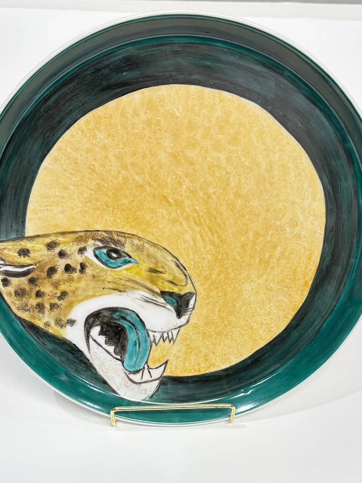 Plat en porcelaine avec un visage de jaguar pour la vente par Mona H Paintings