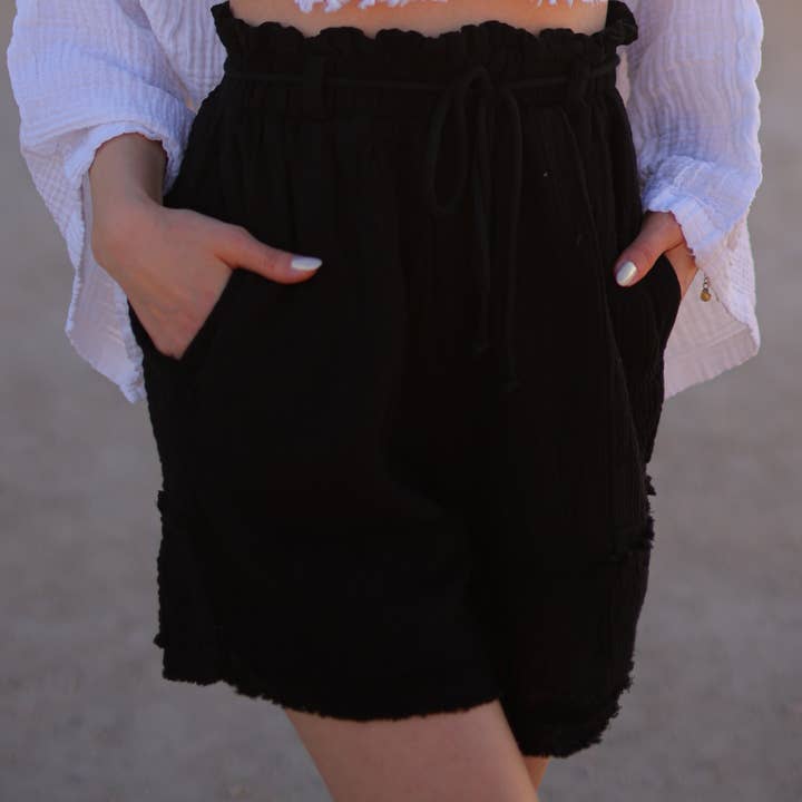 Short en mousseline de coton à double gaze noir pour la vente par Moa