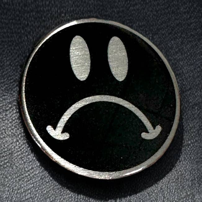 Trauriger Smiley - Öko-Emaille-Pin-Abzeichen für den Großhandel von The Enamel Pin Factory
