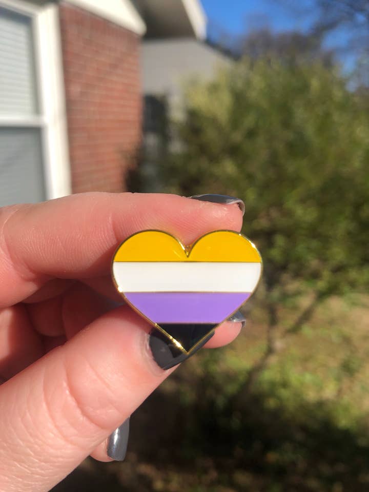 Nonbinary Pride Pin for engroshandel hos PTSFeminist