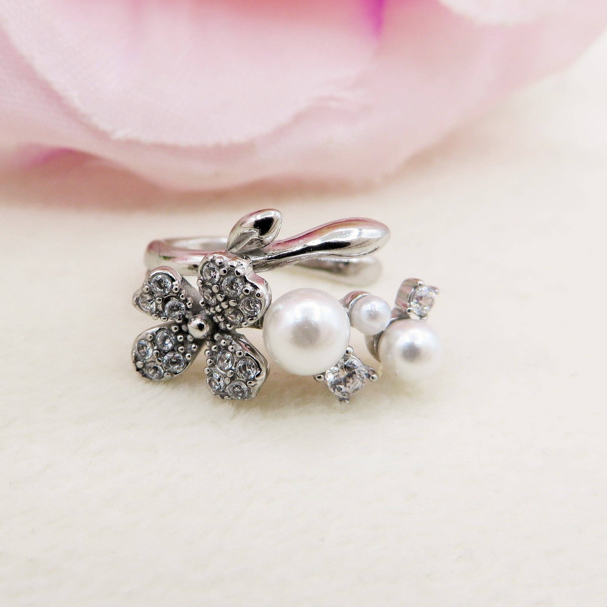 Daemon srls - Vendita all'ingrosso Orecchini ear cuff/ear wrap - AMARYLLIS PEARLS EARCUFF ~ Orecchino in acciaio inossidabile senza buco con fiori, perle e cubic zirconia2