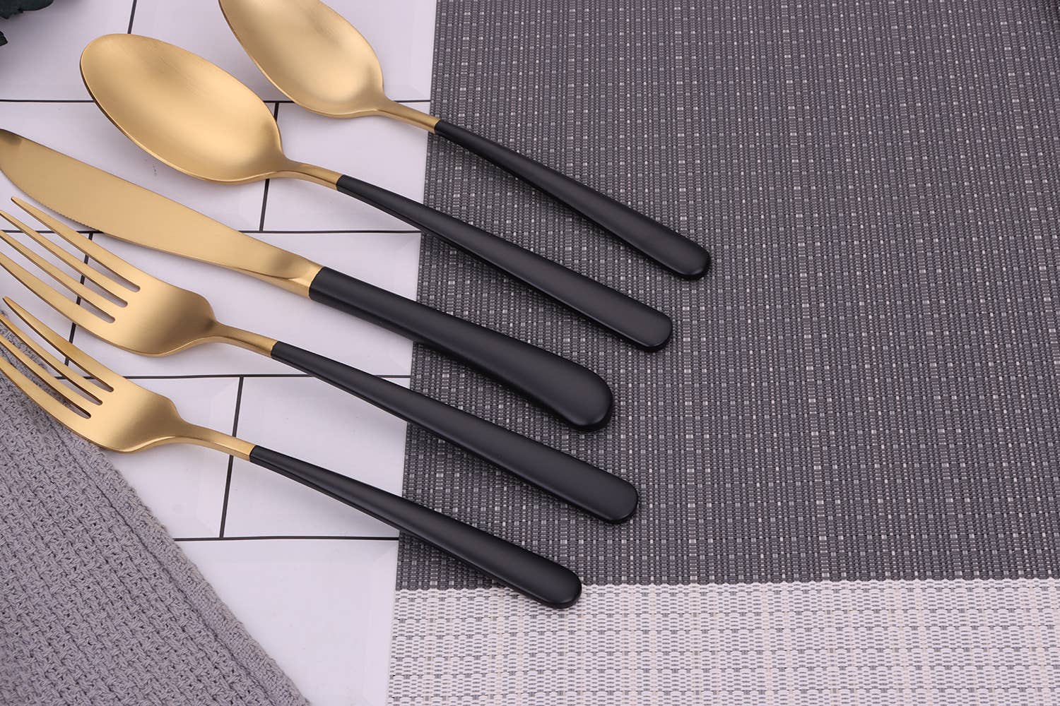 VIVIENCE – Großhandel Besteckset – Coloblock 20-teiliges Besteckset mit schwarzen Griffen, Service 46