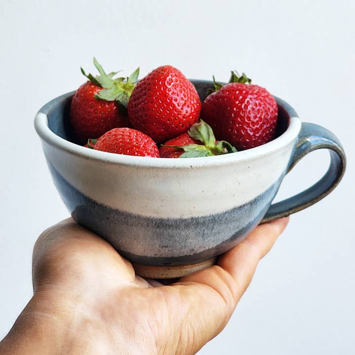 Mug Berry - Sur commande - Grès fait main pour la vente par Dock 6 Pottery