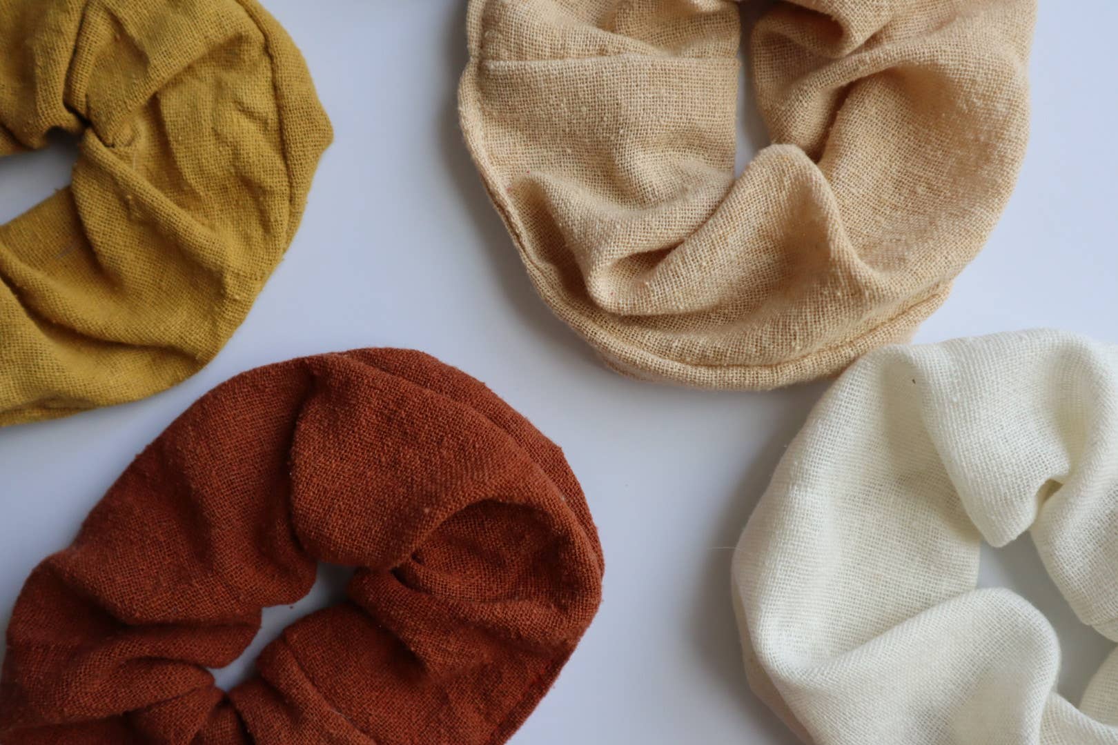 Eco Raw Studio – wholesale Scrunchie - Dam – Hårsnoddar i råsilke med naturlig färgning9