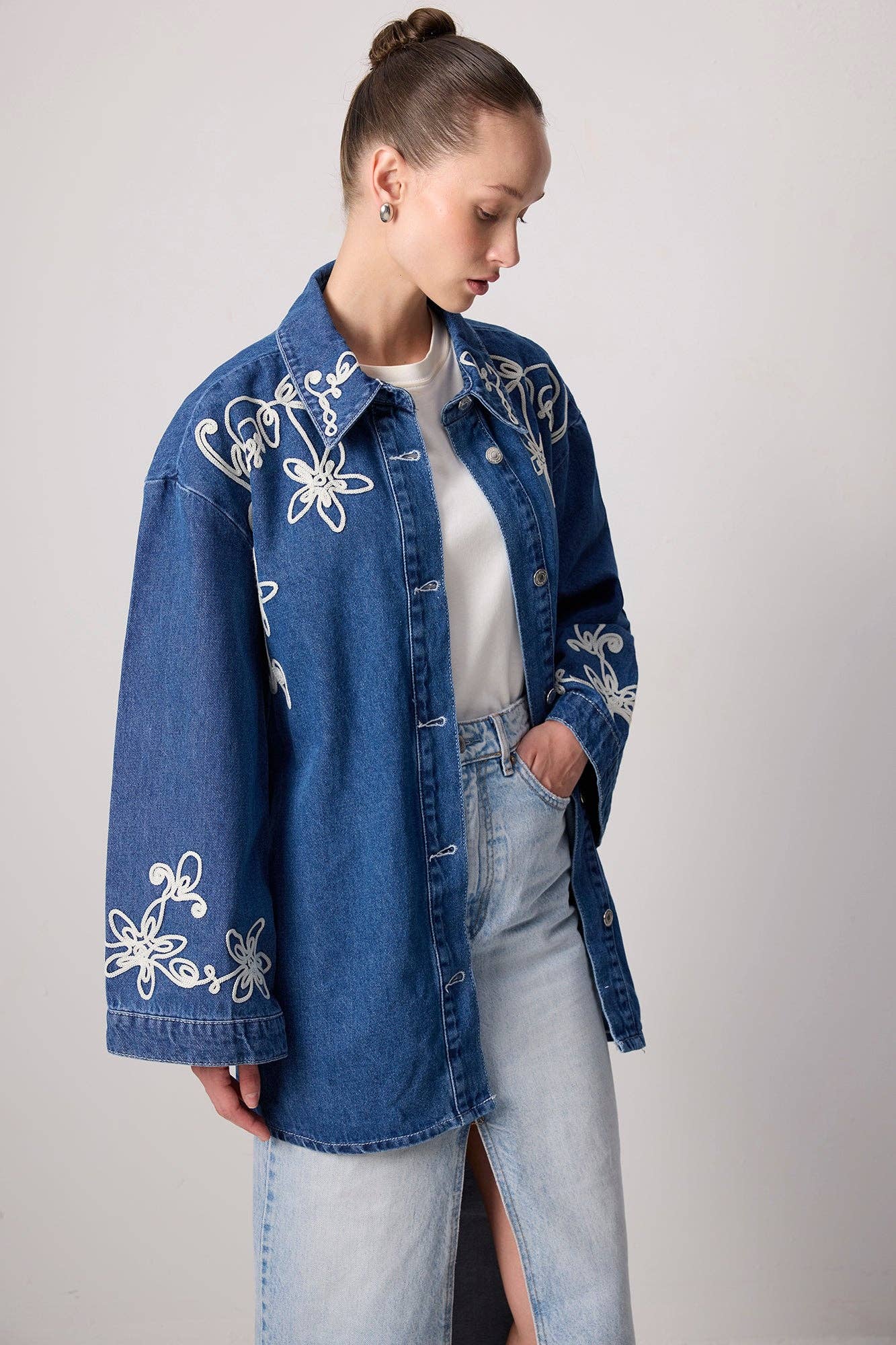 Denim Light CHAQUETA VAQUERA BORDADA CON FLORES Y CINTURÓN de venta al por mayor en Faire4