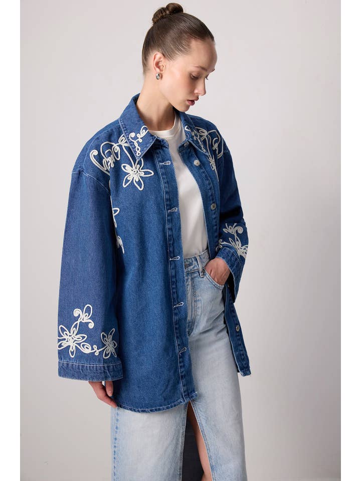 Jeans Leve CASACO DE GANGA COM CINTO E BORDADO FLORAL para venda a revendedores na Faire4