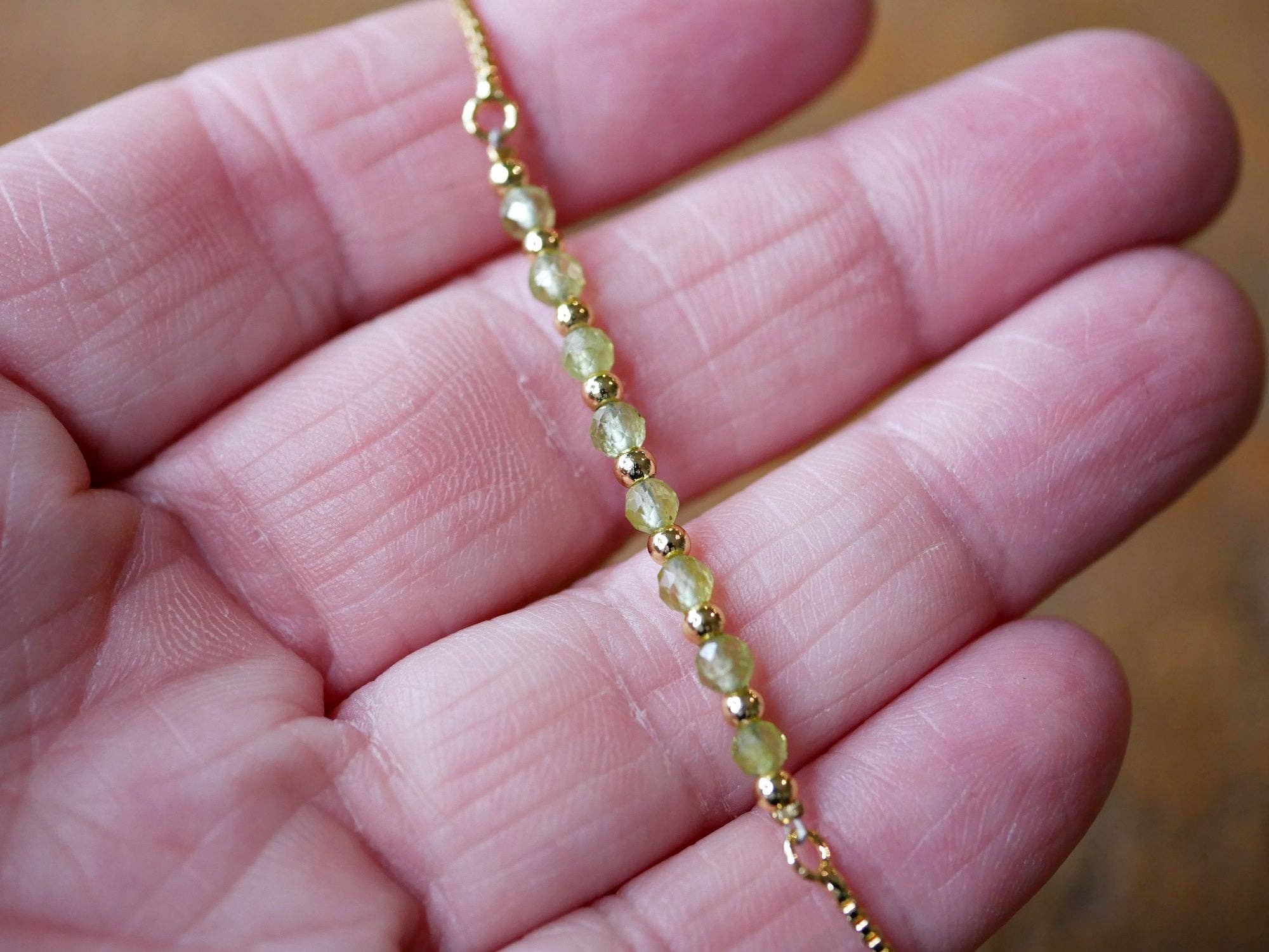 Superior Stones & Gifts INTL LLP – Pulseira de elo e corrente por atacado – Pulseira deslizante ajustável Peridot Gems Gold Tone Box2