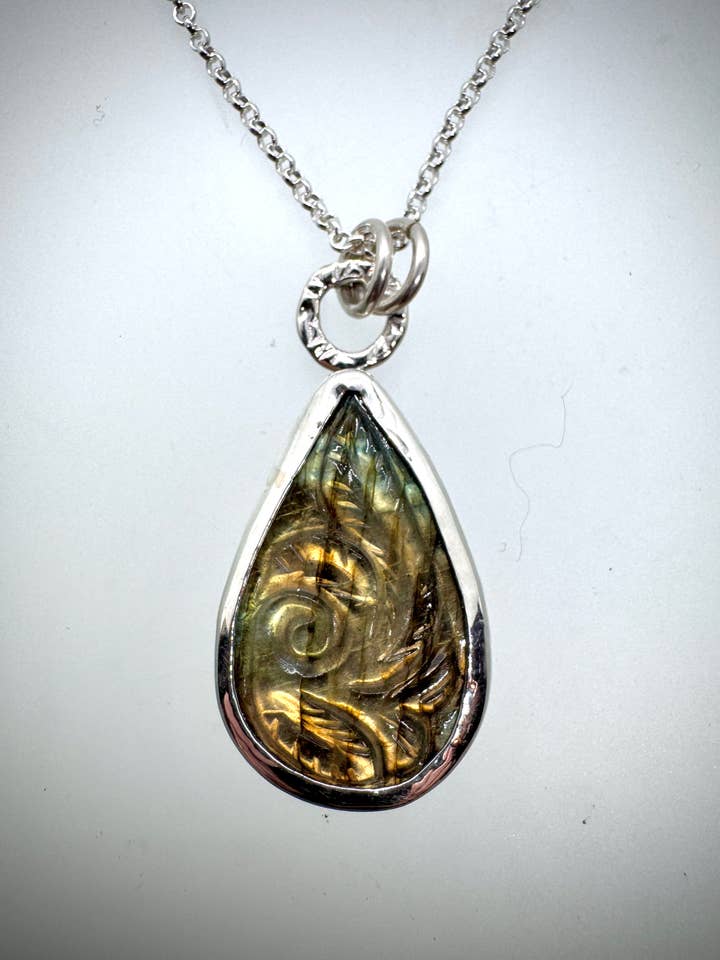 Collier en argent sterling et labradorite sculptée pour la vente par Morgan McGeehan Designs