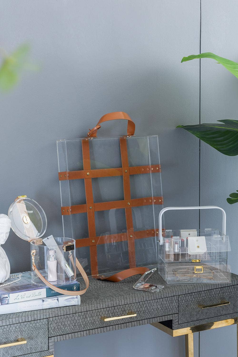 A&B Home Group Inc. - Vente Boîtes décoratives - Boîte de rangement en acrylique 6x6x6,5" avec sangle en simili cuir - Transparent8