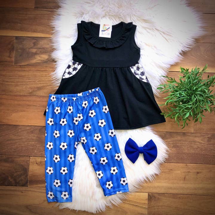 Ensemble de pantalons capri de football par TwoCan pour la vente par Wellington Design Co.