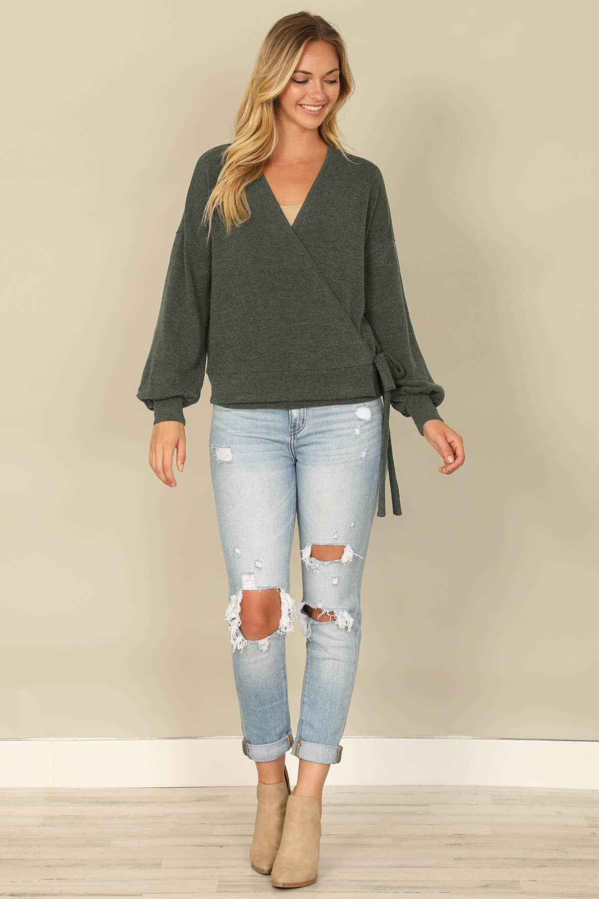 You & Me – Großhandel Bluse – Damen – YMT20079SOLID LANGÄRMELIGES BAUERNBLUSE-WICKELTOP MIT SEITLICHEM BINDEN UND ÜBERSCHNITTENEM AUSSCHNITT22