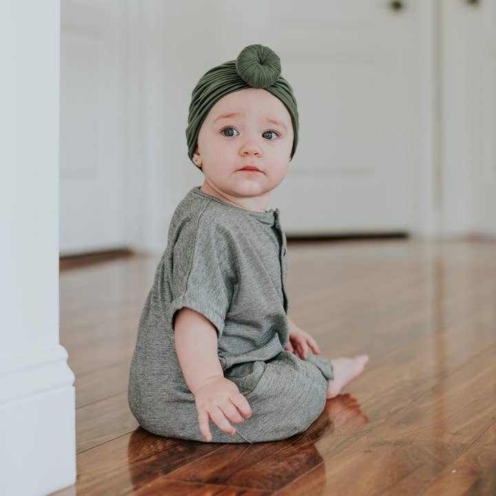 Turban à nœud vert olive pour la vente par Sweet Peas Co