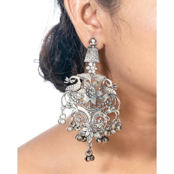 Lange geoxideerde Ghungroo-kandelaarearrings handgemaakt voor wholesale door Vastrabhushan