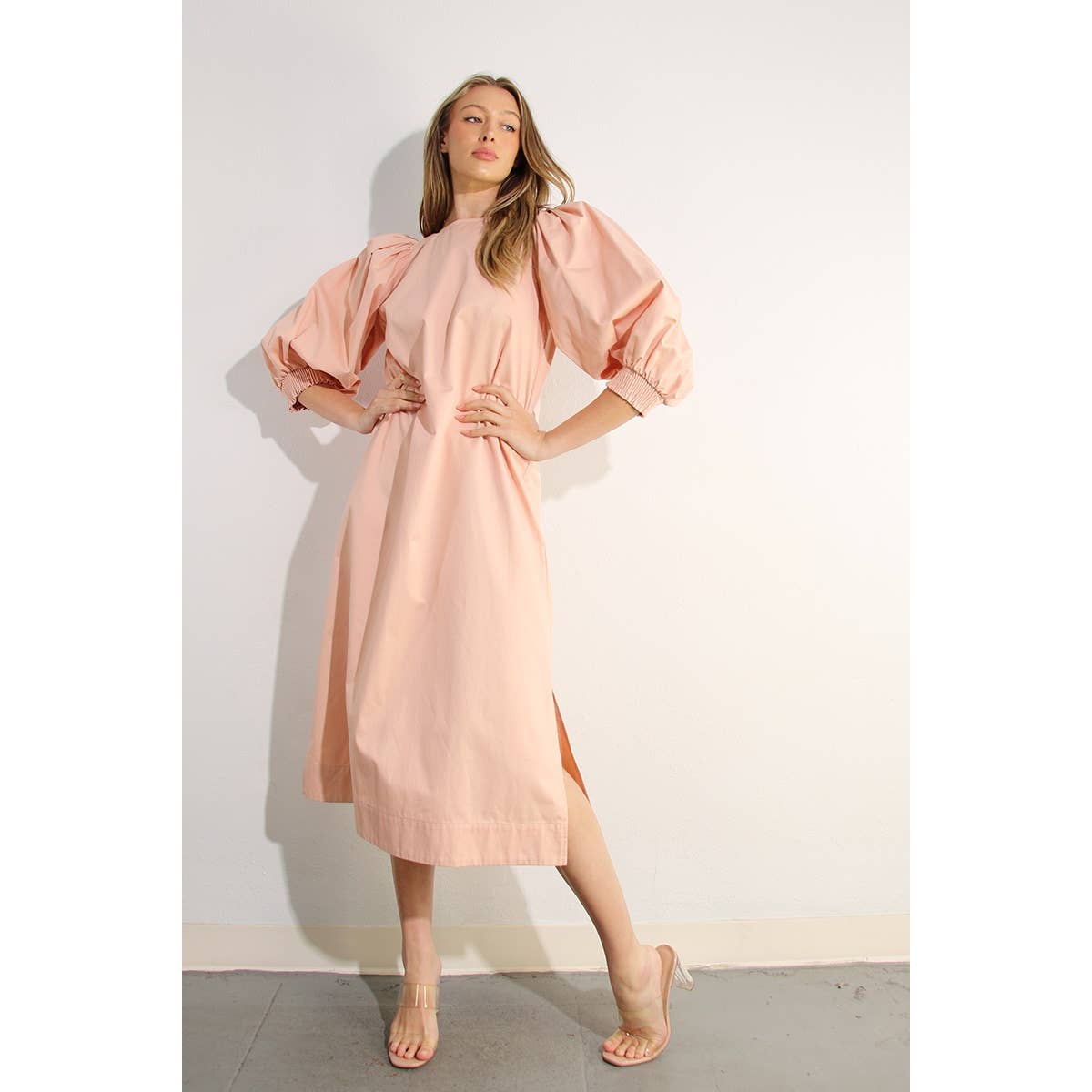 ERRÖTEN MIDIKLEID MIT BALLONÄRMELN für den Großhandel auf Faire8