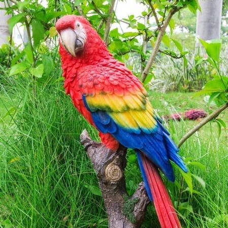 Décor de figurine de perroquet rouge, bleu et jaune vif pour la vente par Hi-Line Gift Ltd.