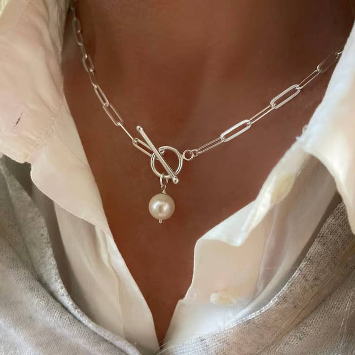 Colar Clipe Papel Plano Prata de 1ª Lei Pérola | Fecho de Toggle por atacado de Sarah Taylor Designs