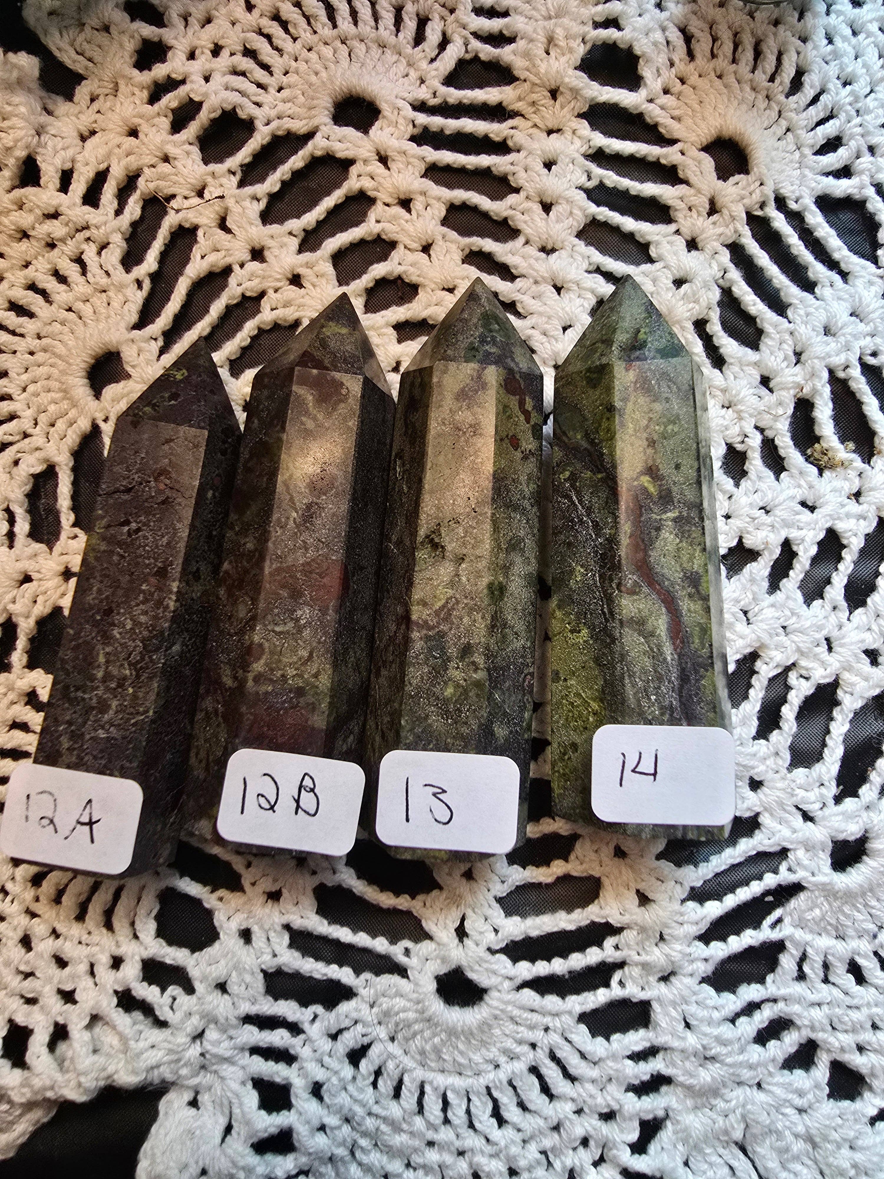 Chaotic Crystal Chick Co. – Großhandel Spiritueller Stein/Kristall – Drachenblut-Jaspis-Türme1