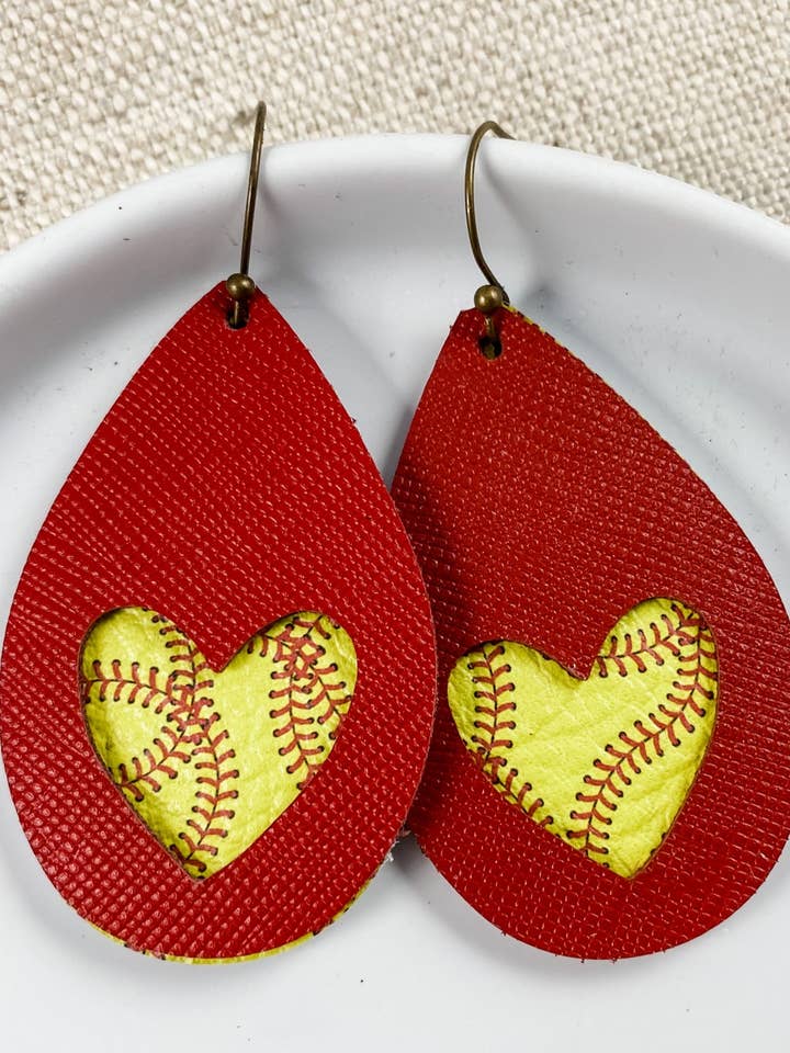 Softball Heart Teardrops | orecchini sportivi in pelle fatti a mano per la vendita all'ingrosso da parte di Anabelle+Oak