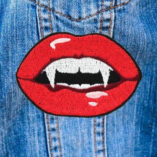 Bestickter Aufnäher „Vampire Kiss“ zum Aufbügeln für den Großhandel von Project Pinup