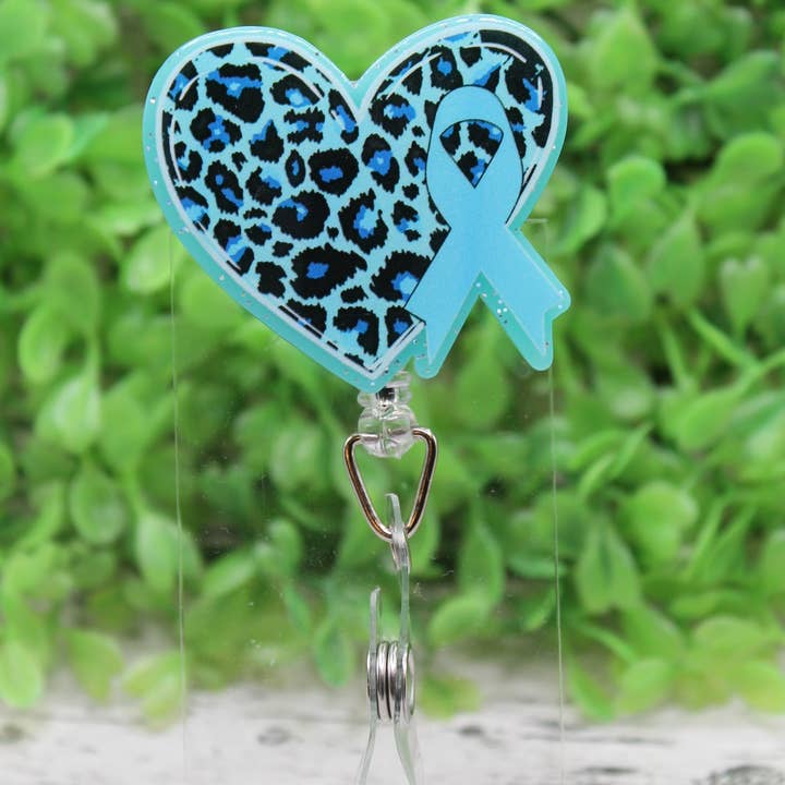 Crachá Retrátil com Fita de Consciência e Coração de Leopardo Azul Claro por atacado de Hylidae Boutique