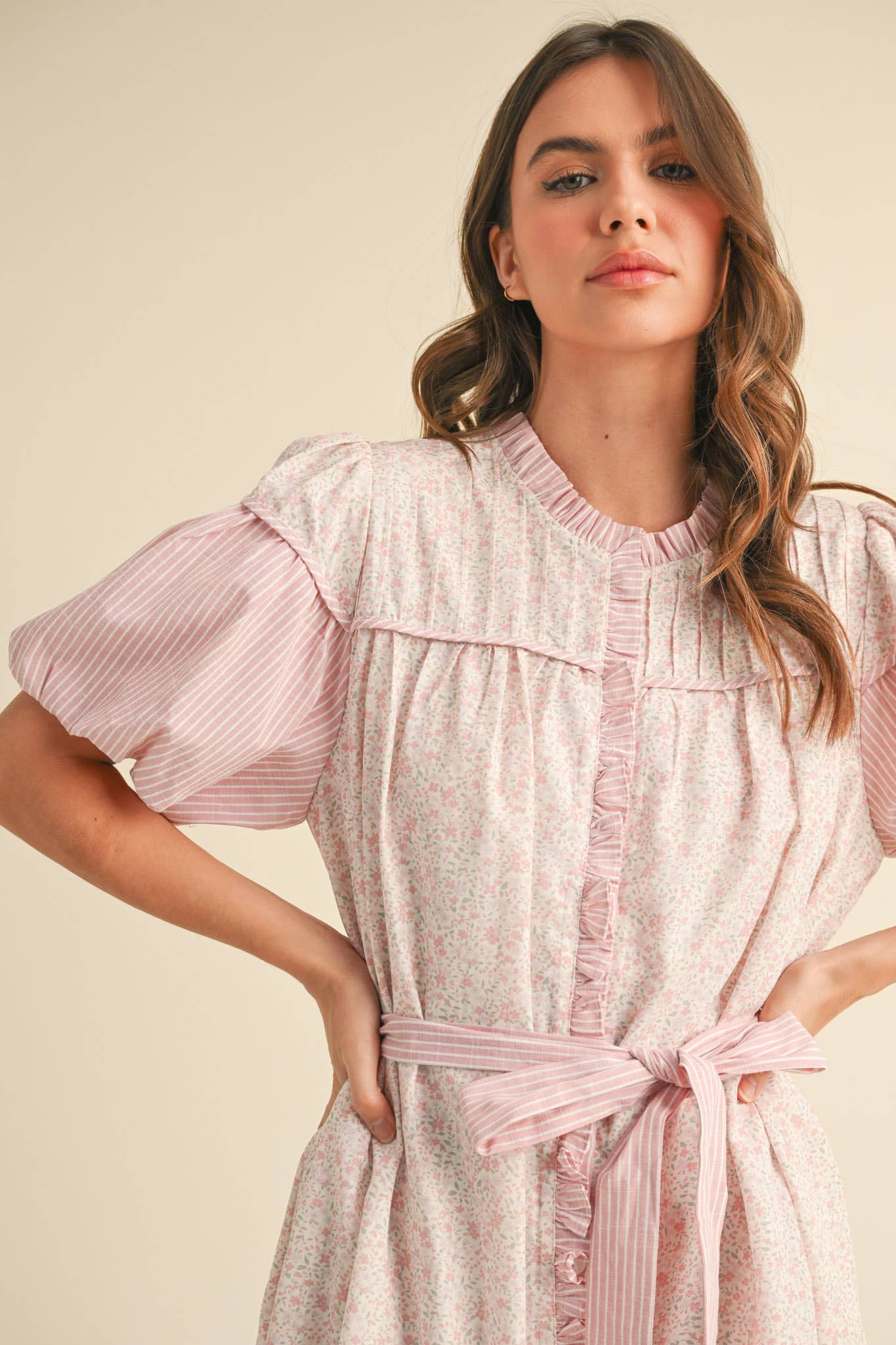 &MERCI – Engroshandel Kjole - Dame – MØNSTRET KJOLE MED FLÆSER MINI MDR385514