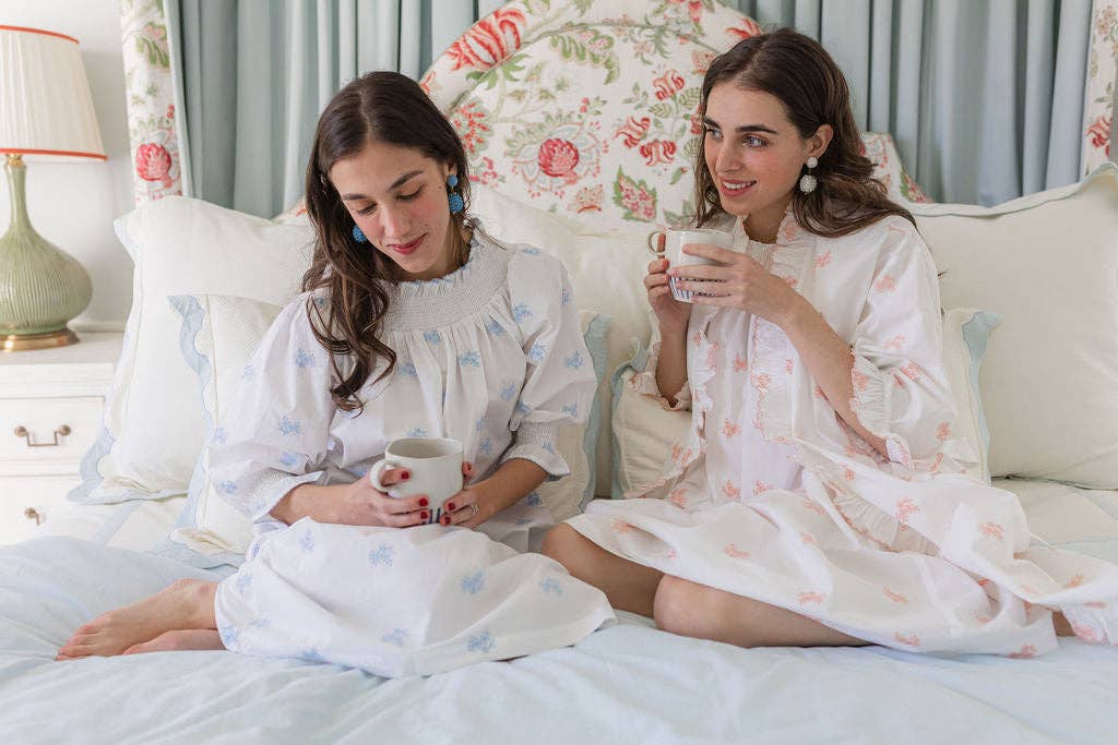 Lenora – Großhandel Bademantel – Damen – NANCY BAUMWOLL-RÜSCHEN-STICKEREI-MANTEL11