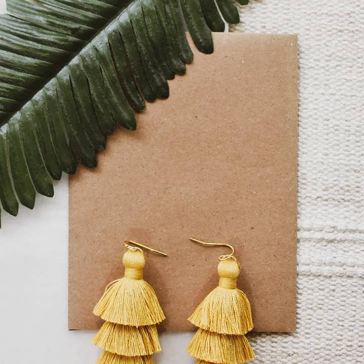 Grote oorbellen met mosterd kwastjes voor wholesale door Auctober Love