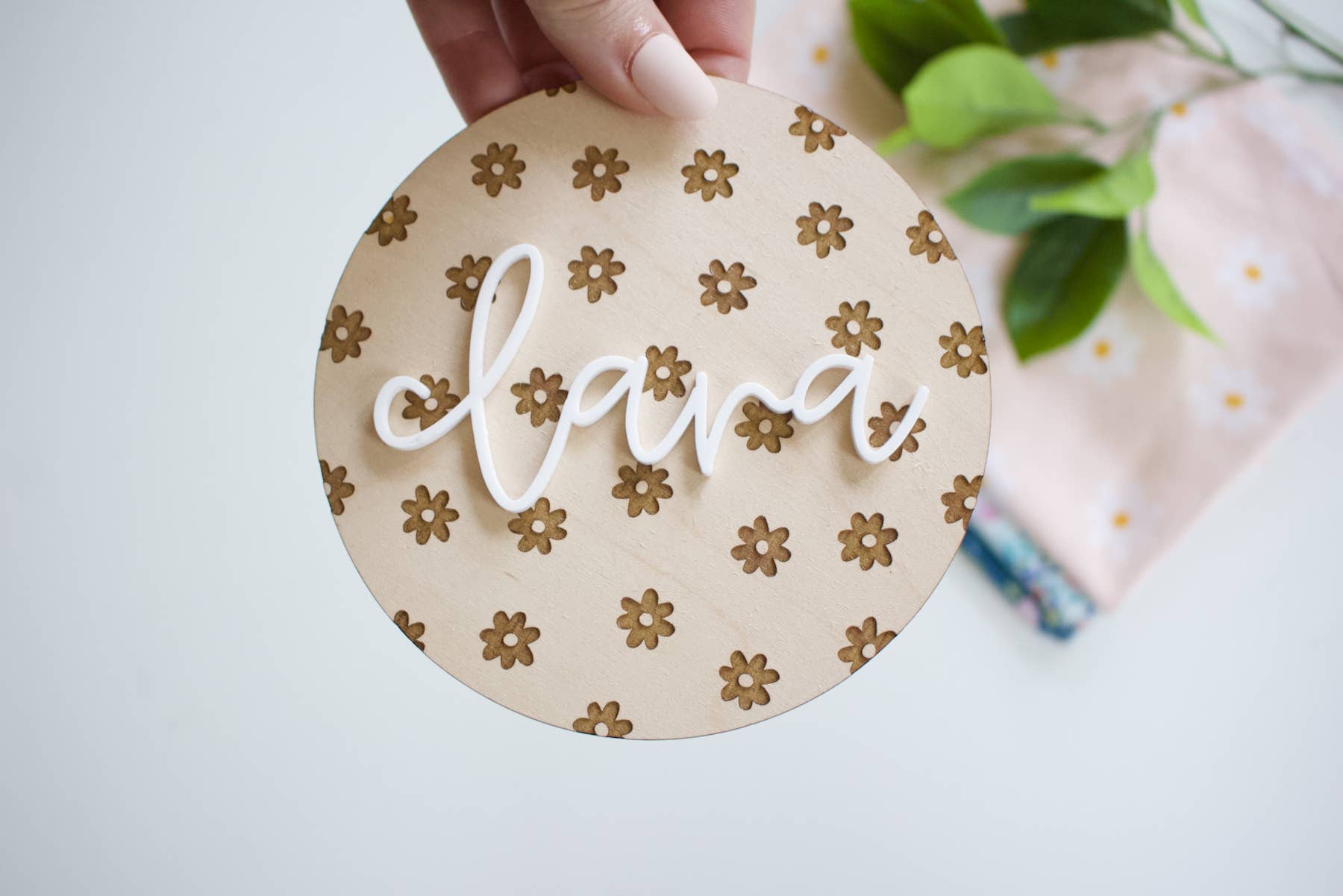 OBX Prep – Sinal por atacado – Placa de Nome Personalizada em Cursiva Moderna com Margarida Gravada Ba0